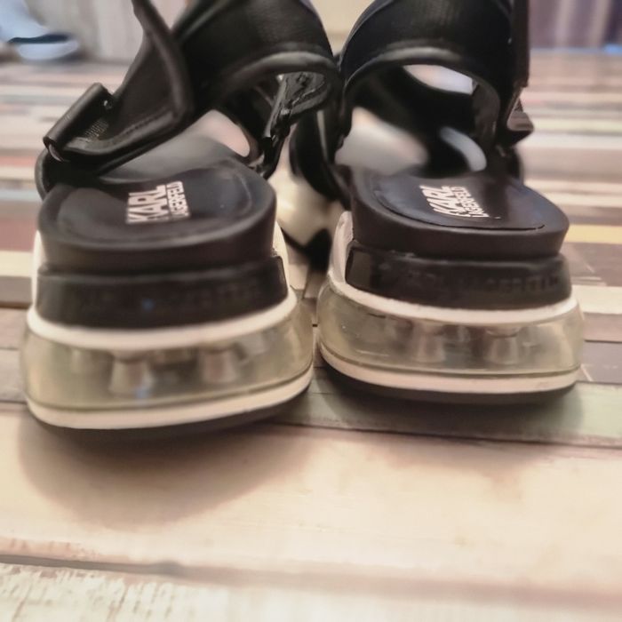 Ventura X-Strap Sling от бренда Karl Lagerfeld.