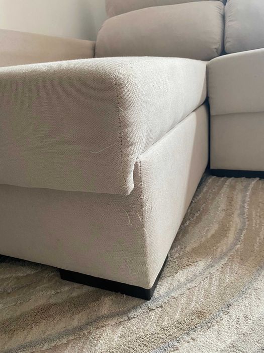 Sofá chaise longue em L com puff(s) – cor bege