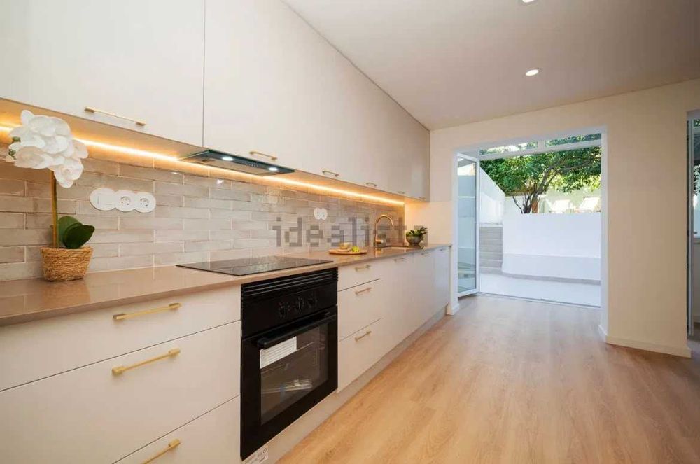 Magnífico apartamento T2 com 170m2 de área total, com jardim, totalmente renovado, em Almada