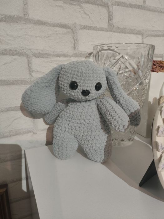 Królik z długimi uszami wykonany na szydełku