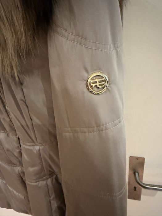 Kispo Roberta Biagi beje com capuz