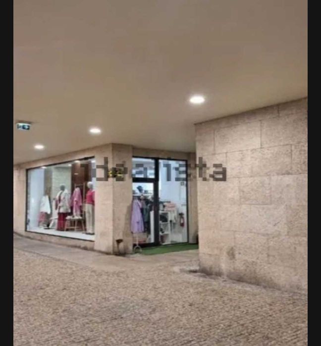 Arrendo estabelecimento comercial em leca da Palmeira