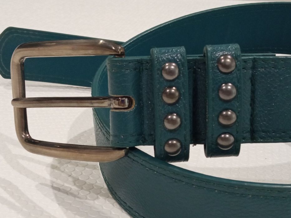 Cintos muito elegantes, de fivela larga e cores muito sóbrias