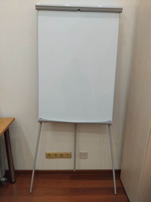 Фліпчарт в ідеальному стані на тривозі Висота дошки 1м. ширина 70 см.