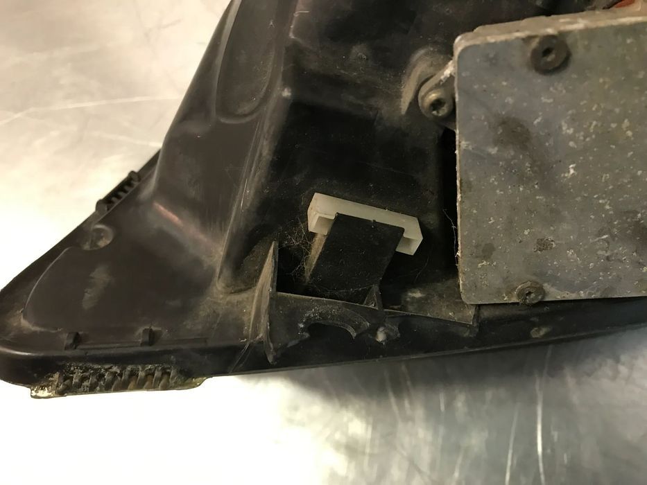 ÓTICA / FAROL XENON RENAULT CLIO II - DIREITO (APOIOS PARTIDOS)