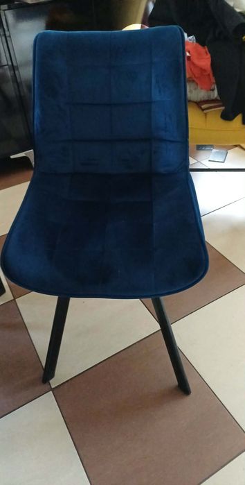 Okrągły stół rozkładany z 4 krzesłami