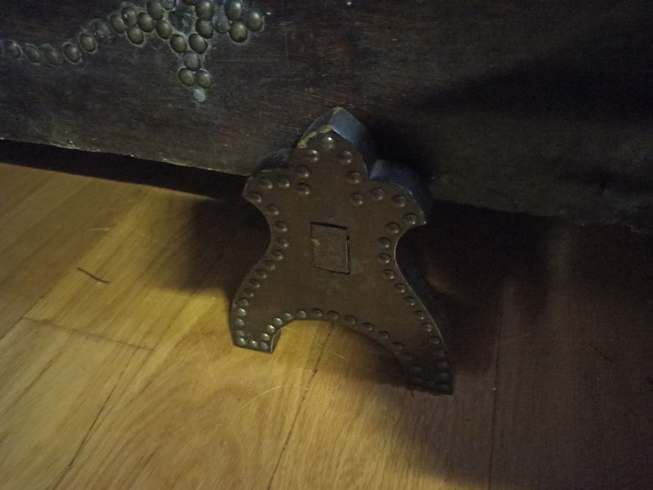 Arca/baú antigo de couro e madeira