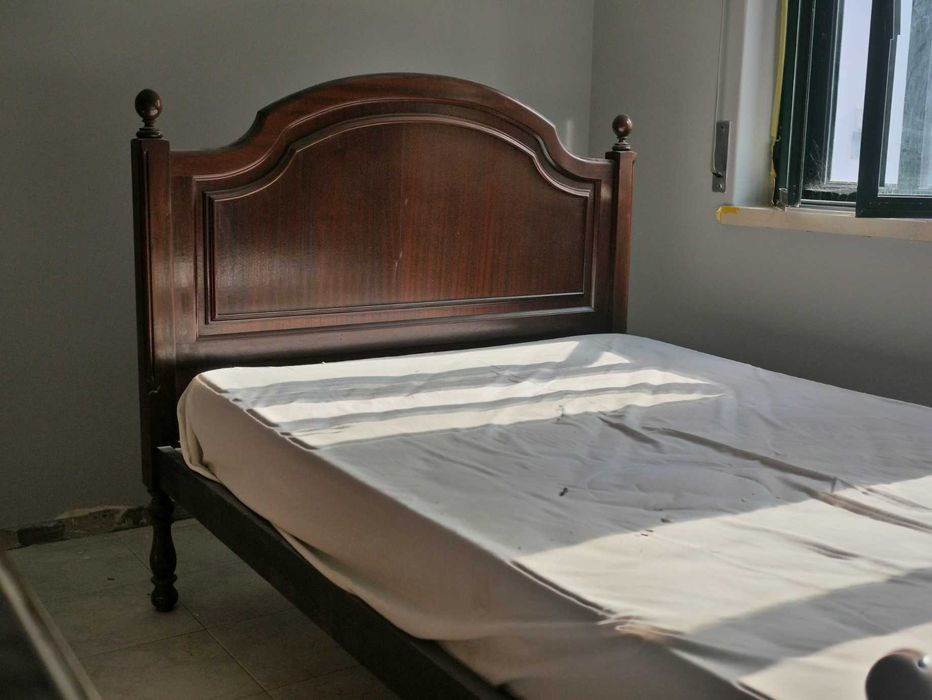 Estrutura de Cama de Casal em Madeira (1.40m) – Estilo Clássico