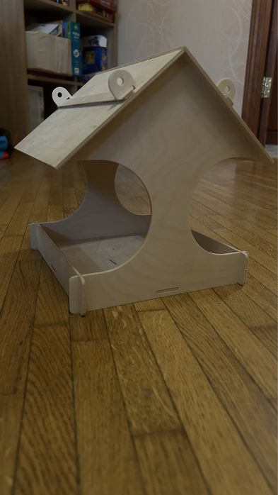 Годівничка з фанери