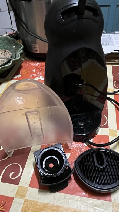 Máquina café Krups Dolce Gusto Piccolo a funcionar c/ fuga