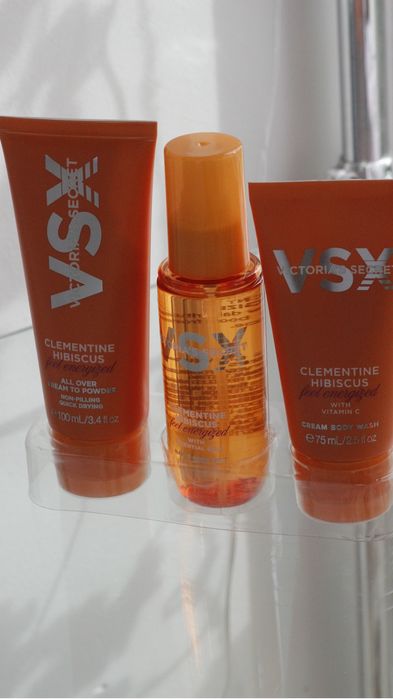 Victoria's Secret Clementine Hibiscus (VSX) - це набір для догляду за тілом у косметичці