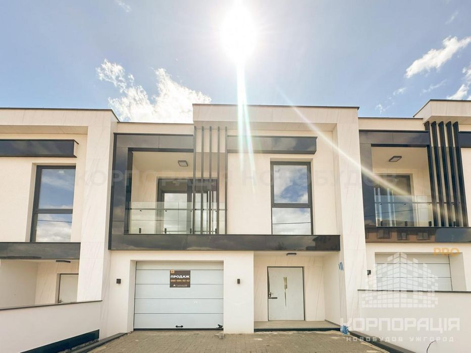 Панорамний вид на все місто та захід сонця