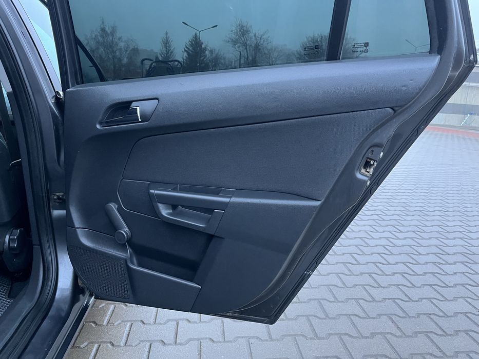 Opel Astra Station Wagon 2010 1.6 бензин