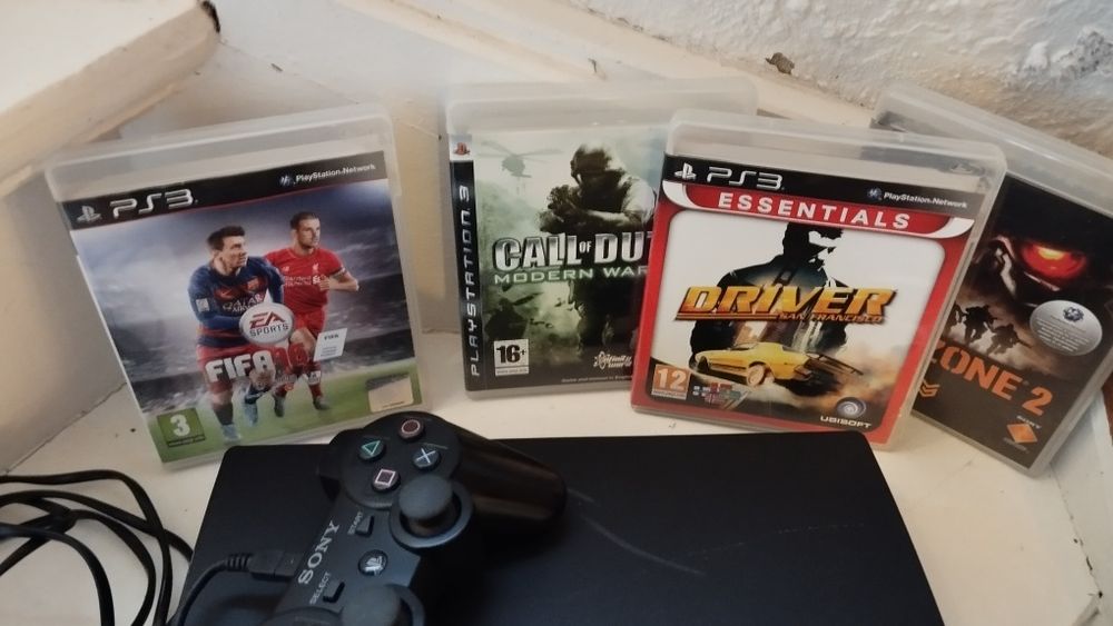 Konsola PS3 slim 4 gry pad