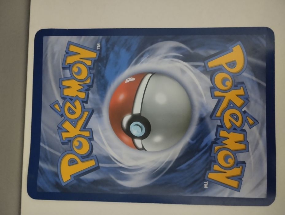 Carta Pokémon gigante