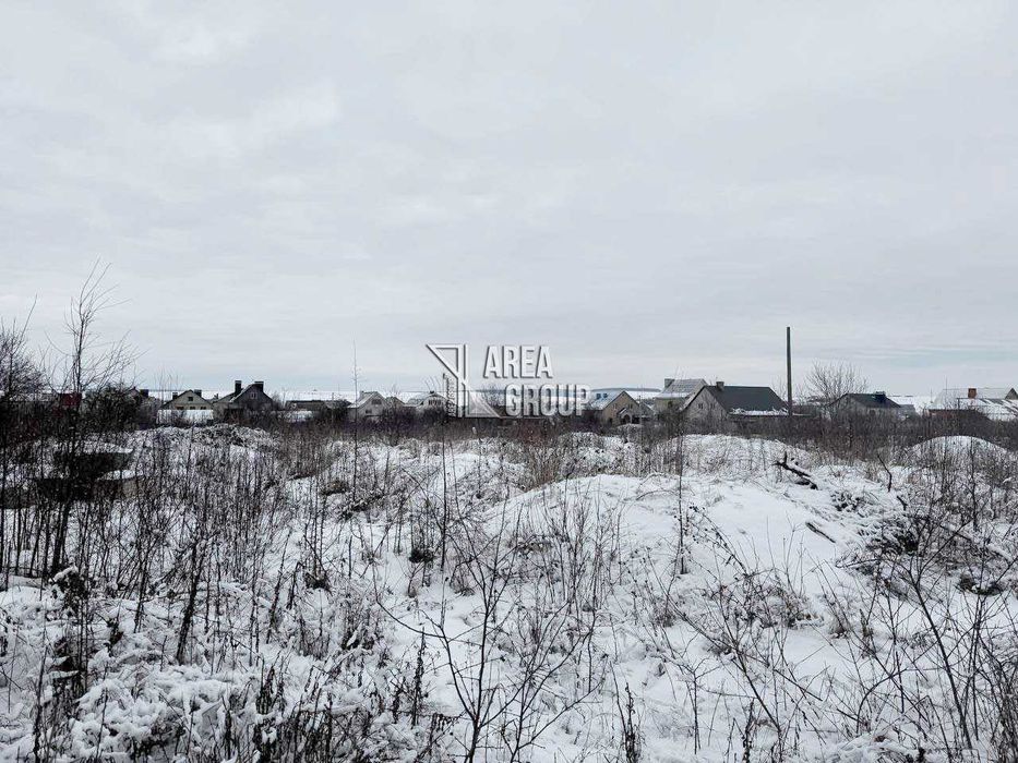 Продаж земельної ділянки під житлову забудову поблизу міста.