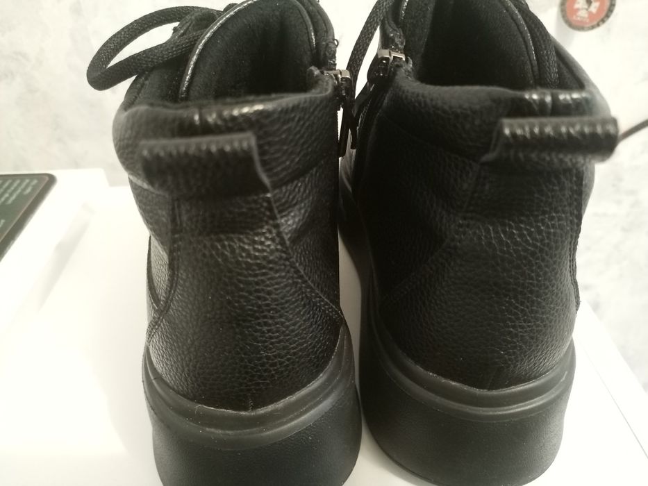 Продам зимние ботинки кожа