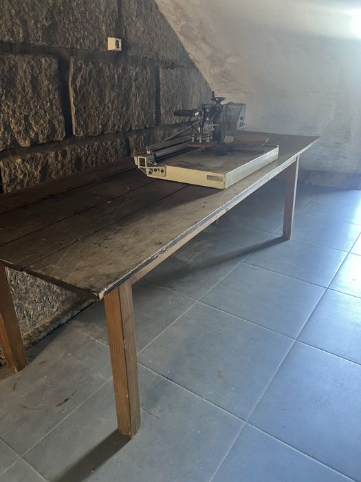 Mesa em madeira com 4 bancos