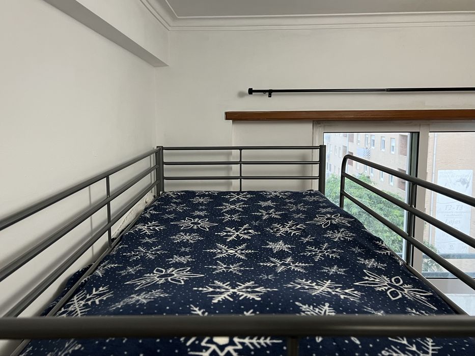 Cama Alta IKEA (TROMSÖ/SVÄRTA) com secretária + Colchão Solteiro 90x200