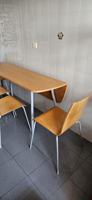 Mesa madeira com cadeiras incluídas