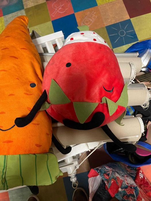 Diversos peluches e almofadas infantis