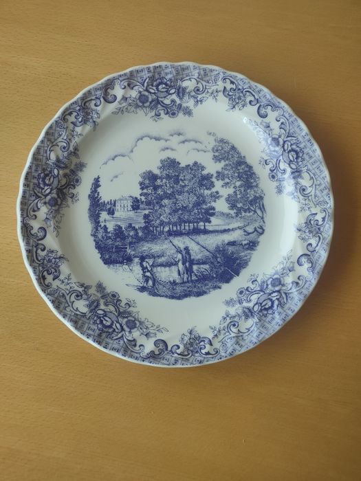 Conjunto de prato e saladeira azul e branco.