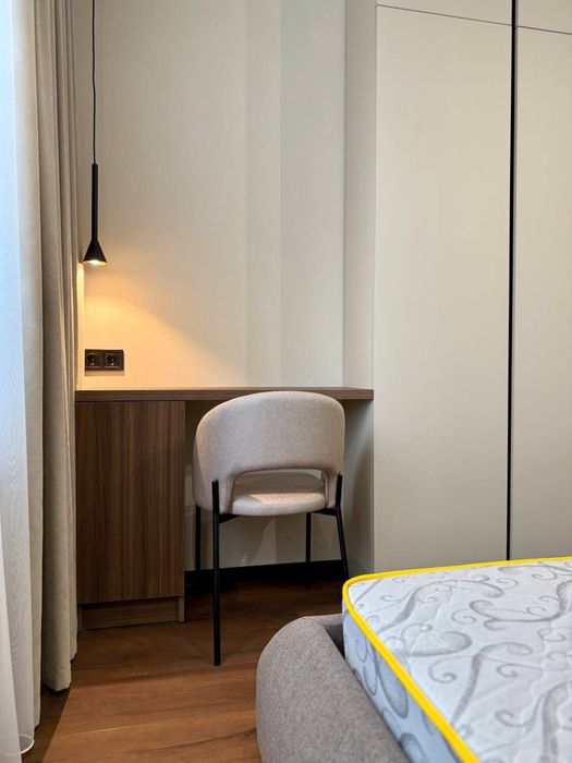 Стильна та сучасна одиничка біля озера!