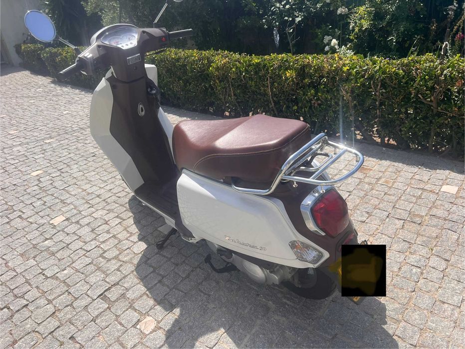 Scooter ZAHARA. Marca: KEEWY. Modelo: B76. A Gasolina. 2019