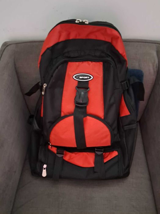 Mochila preta/vermelha para viagem