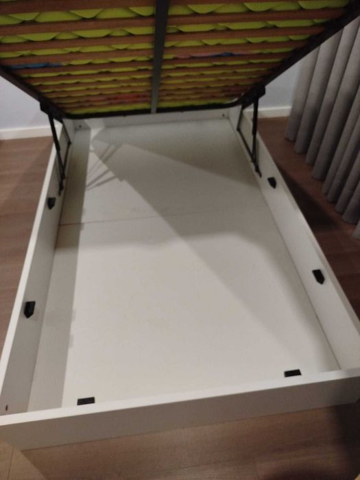 Cama de corpo e meio com elevador
