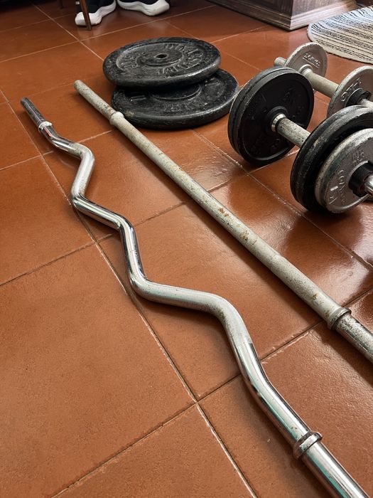 Halteres e barras de musculação