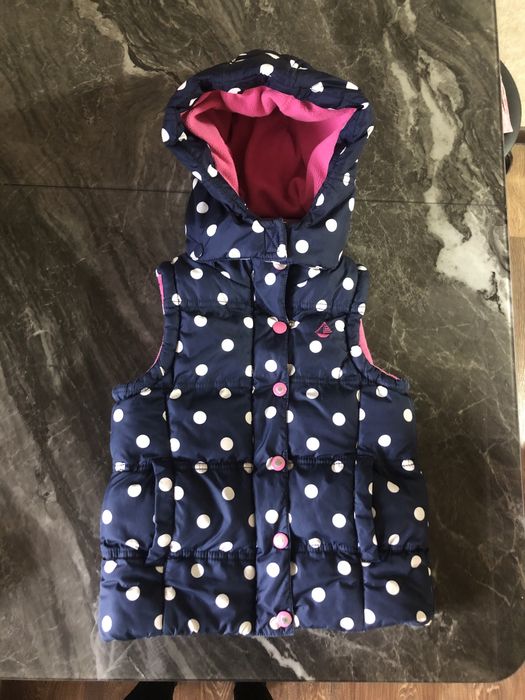 Тепленька желетка на дівчинку 3-4 р , 104 см .