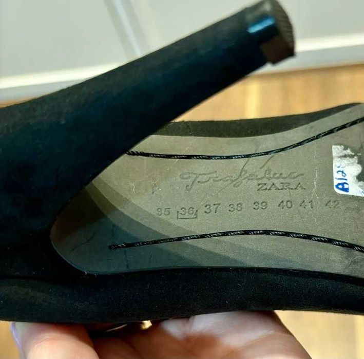 Sapatos Zara Trafaluc Pretos com Detalhe Azul - Elegância e Conforto!