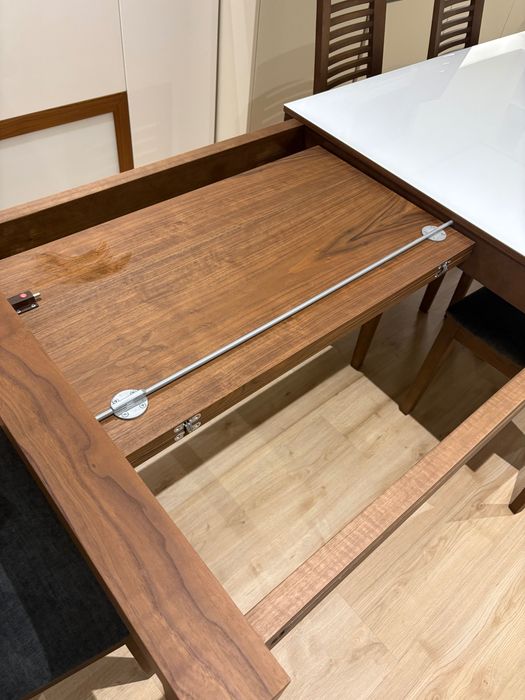 Mesa de cozinha e cadeiras