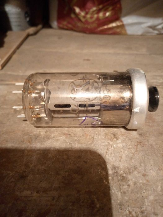 Радіолампи вакуумі.