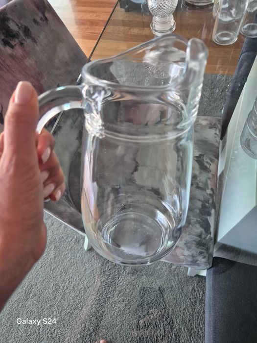 Garrafas para agua e jarro