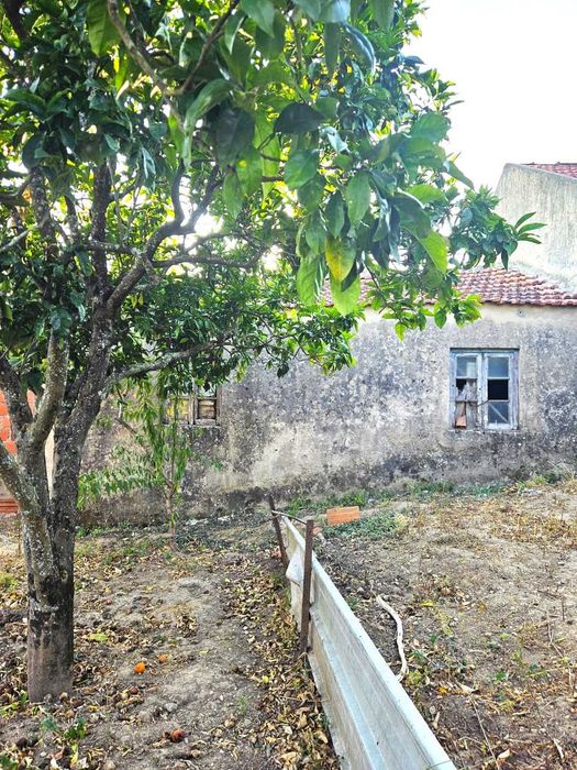 Casa com jardim a 9 minutos do mar – para renovar ao seu gosto!