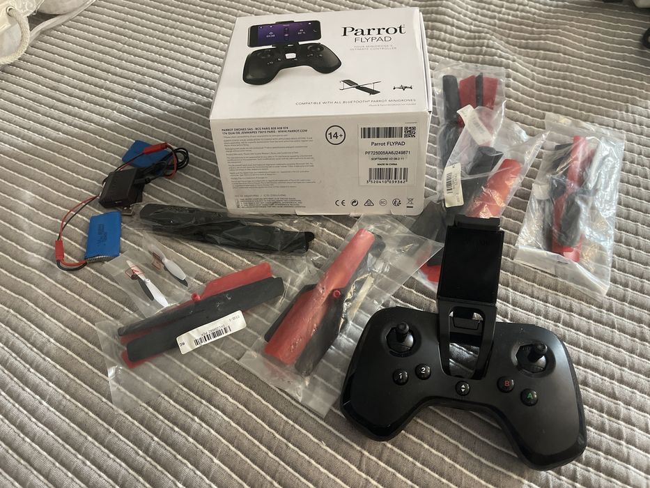 Material para Drones – Lote Variado | Parrot Flypad + Comando