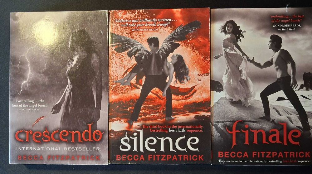 Livros "Crescendo"; "Silence" e "Finale" de Becca Fitzpatrick