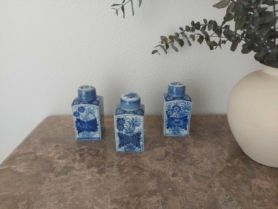 Frasco porcelana azul e branca