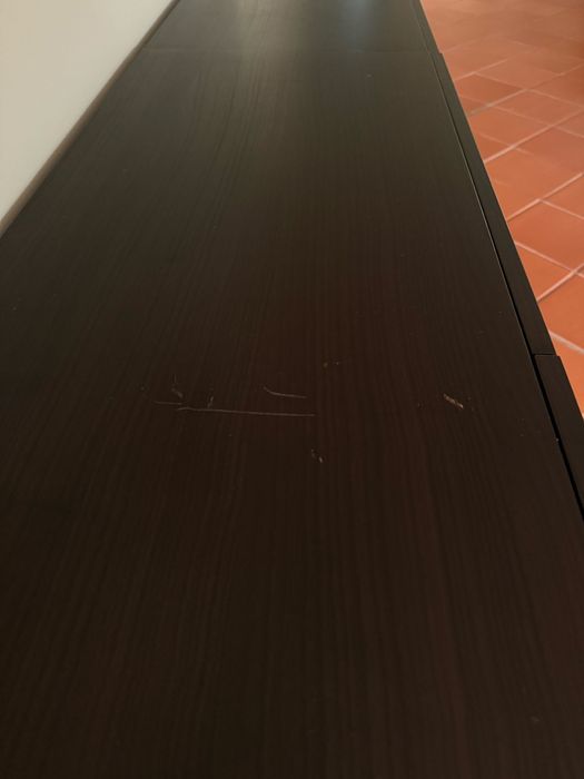 Aparador BESTA IKEA com iluminação