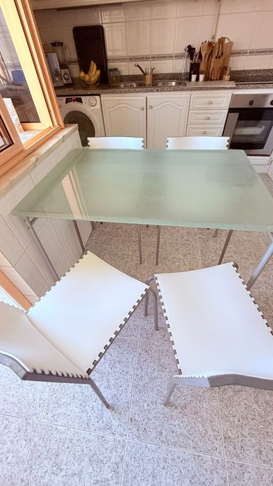 Mesa com 4 Cadeiras