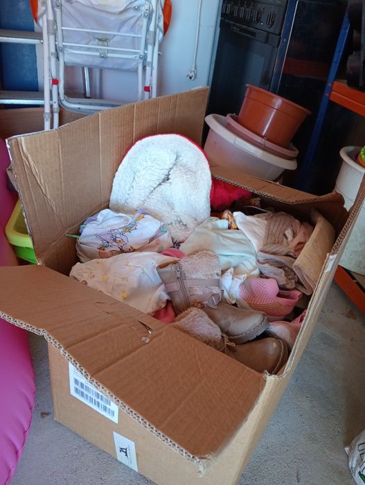Vendo 2 caixas de  roupa de menina de 1 ano e meio a 3 anos