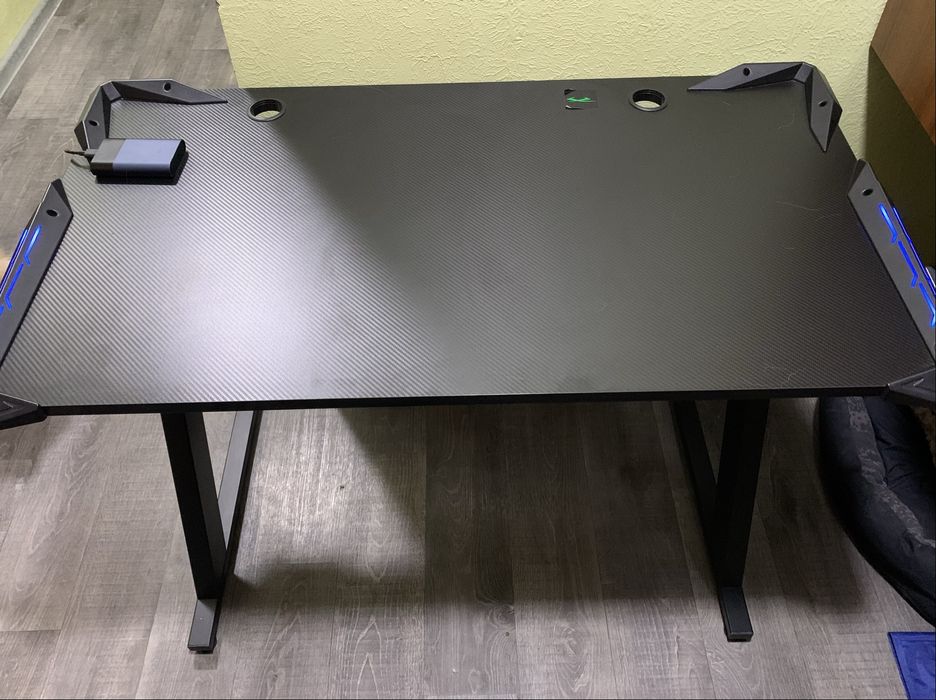 Стіл компьютерний  з RGB підсвічуванням.