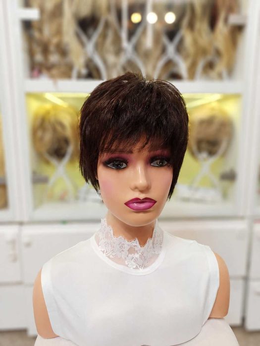Krótka peruka naturalna Pixie deluxe w kolorze espresso -Nessaja salon peruk Kraków