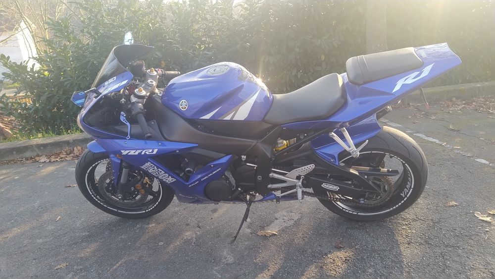 Yamaha  YZF.  R1