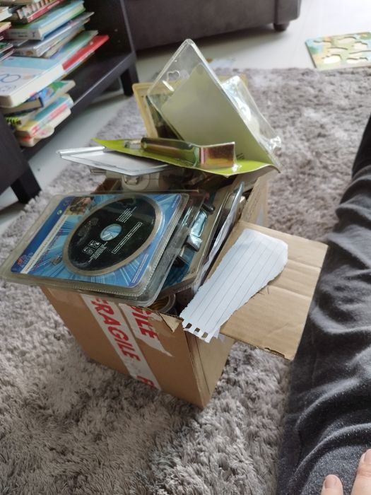 Caixa com material novo elétrico/construção