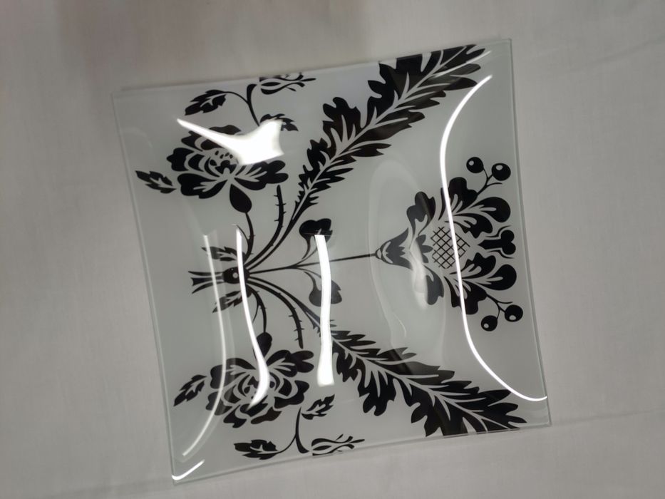 Travessa Quadrada em vidro Preto e Branco, com Flores.
