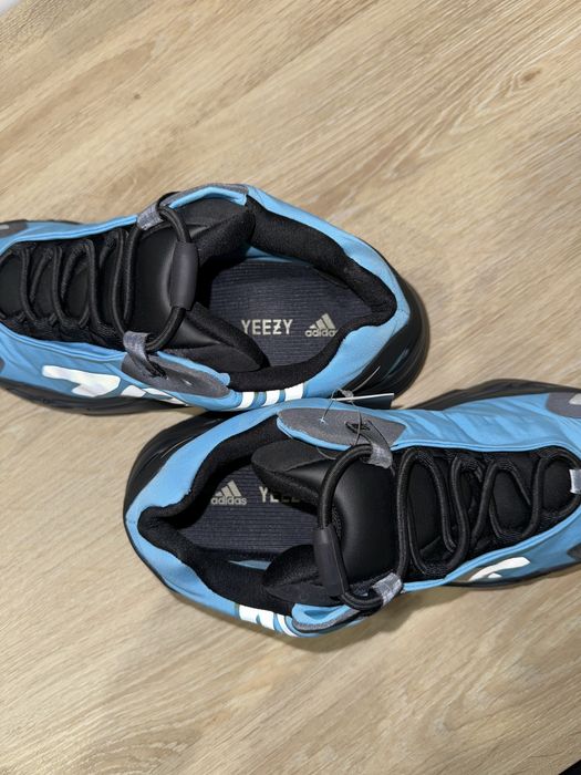 adidas Yeezy Boost 700 MNVN Bright Cyan 42 EU GZ3079