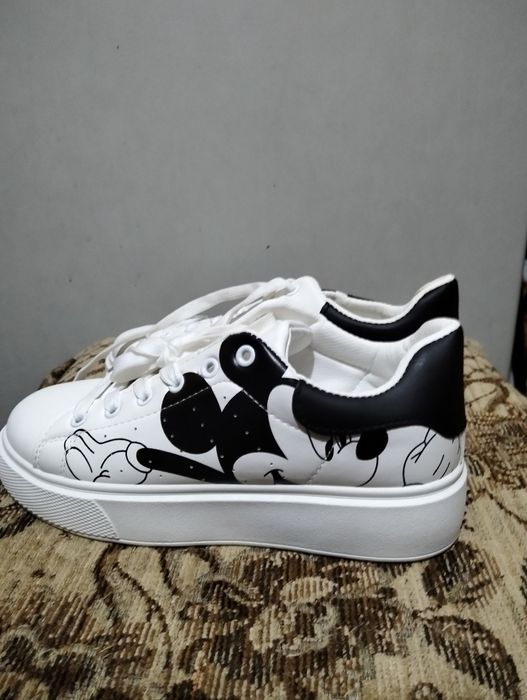 Продам нові кросівки